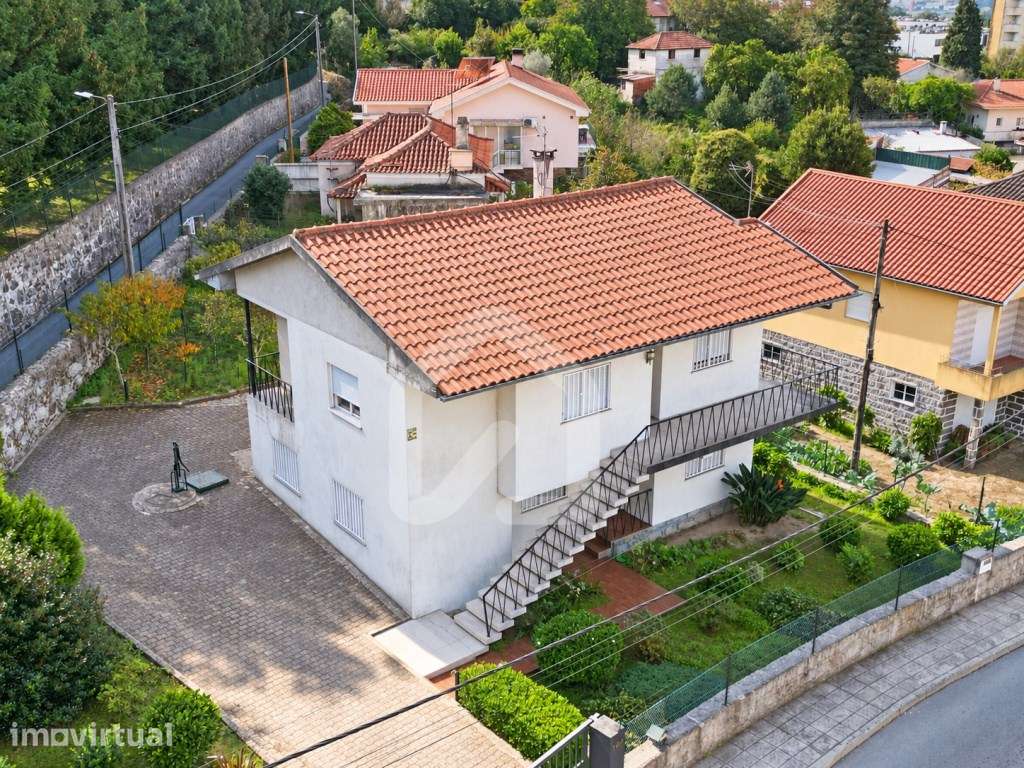 Moradia individual, num lote de 674 m2, junto à igreja de Antas