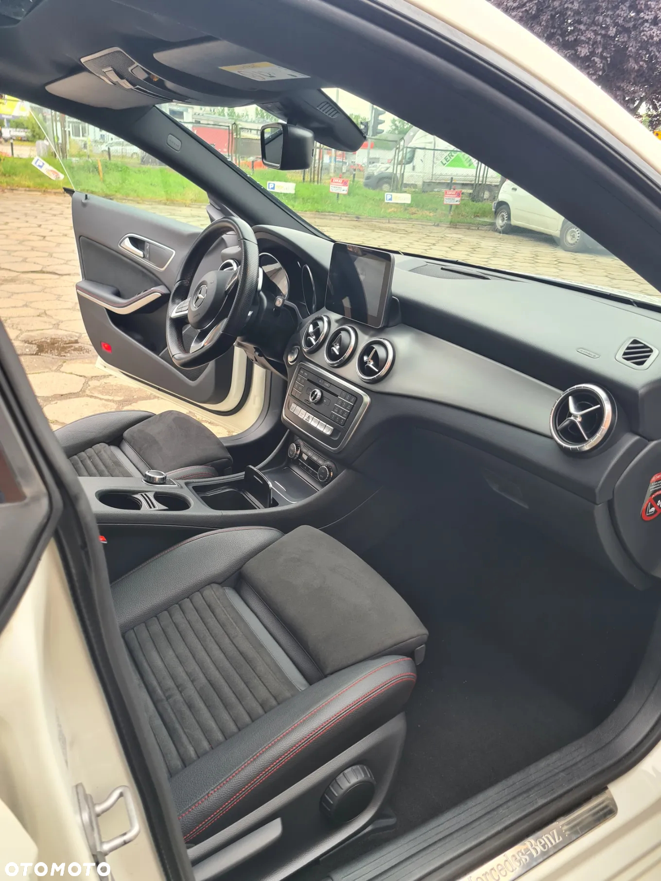 Mercedes-Benz CLA 220 4-Matic AMG Line - 12