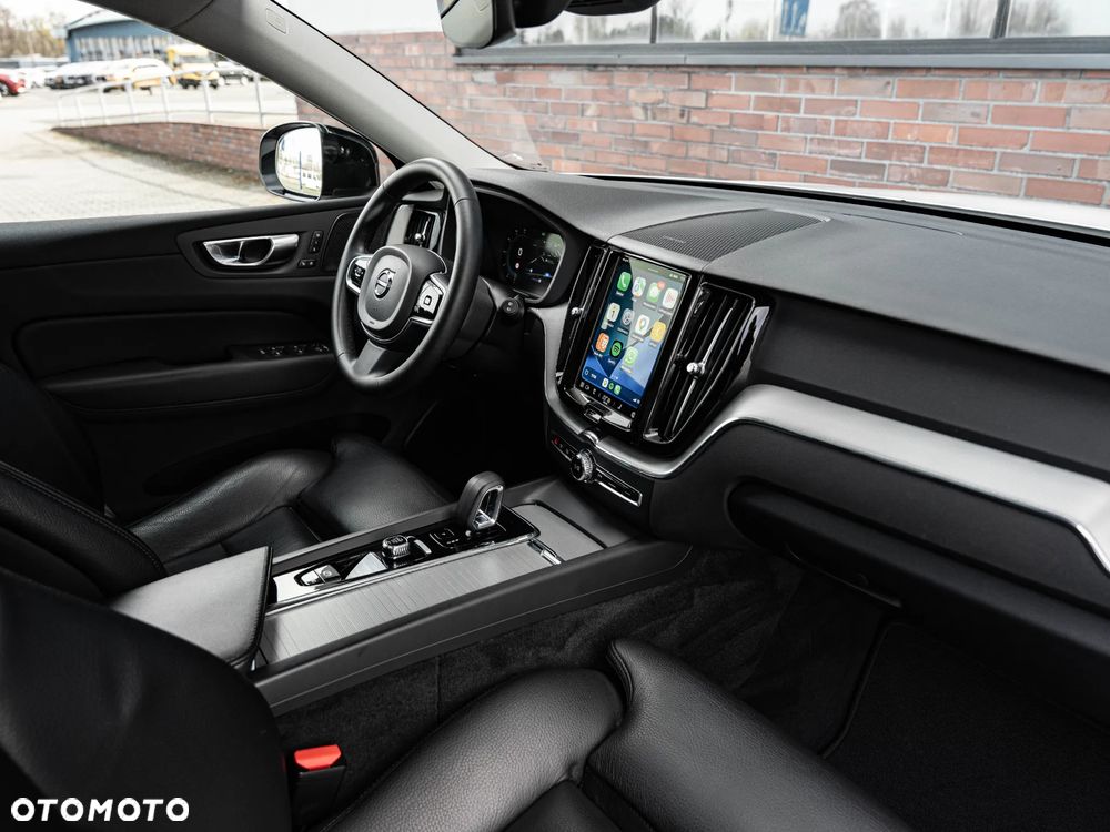 Volvo XC 60 B4 B Plus Dark - 24