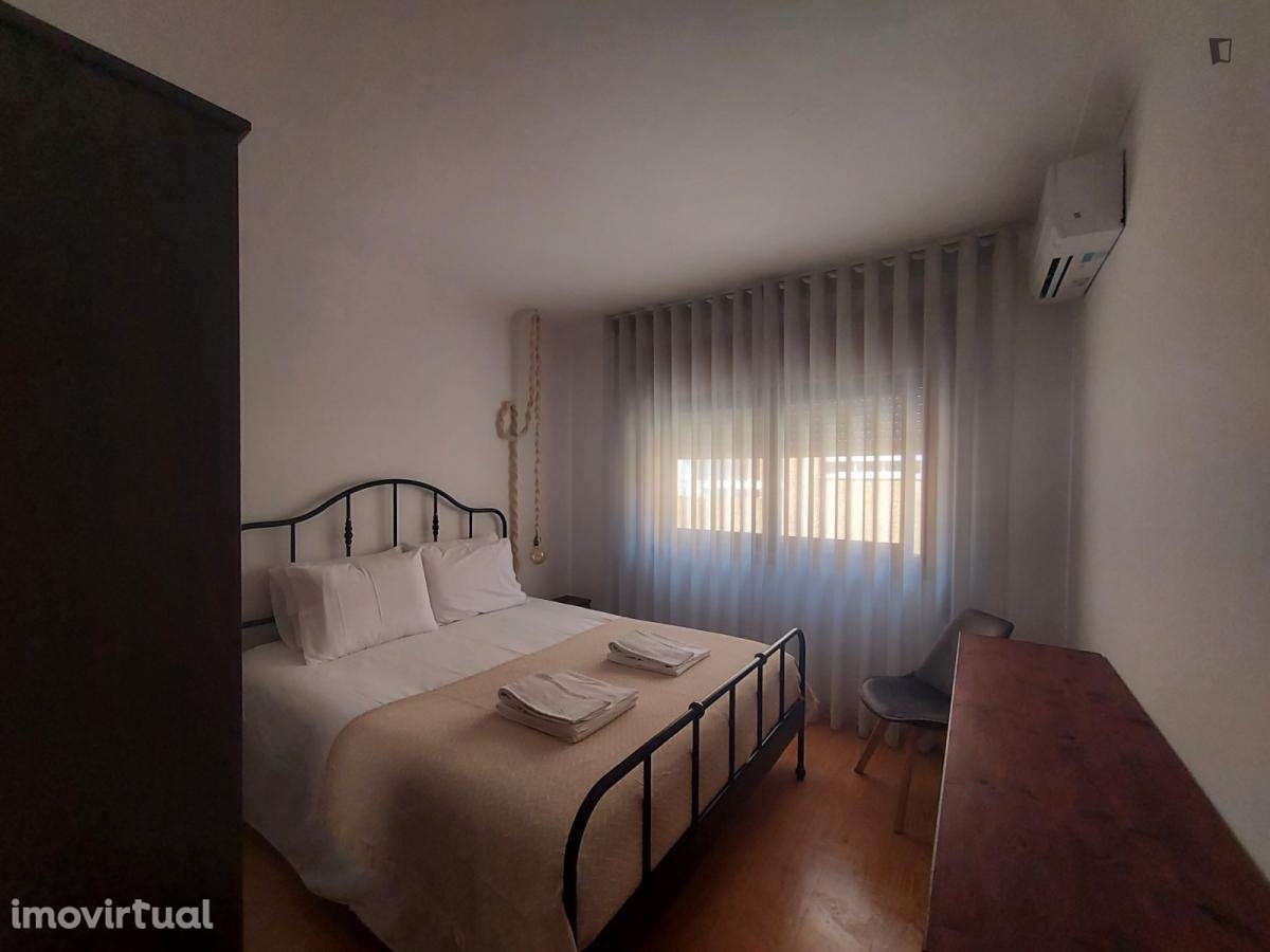 Quarto - localizado em Santa Marinha Porto - Grande imagem: 4/14