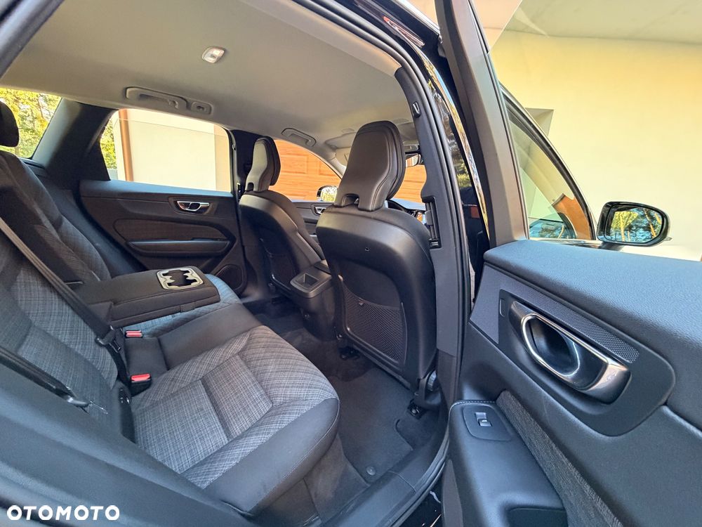 Volvo XC 60 B4 D AWD Geartronic Momentum Pro - 11
