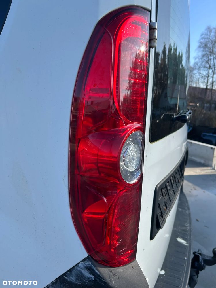 LAMPA TYLNA LEWA OPEL COMBO D - 4