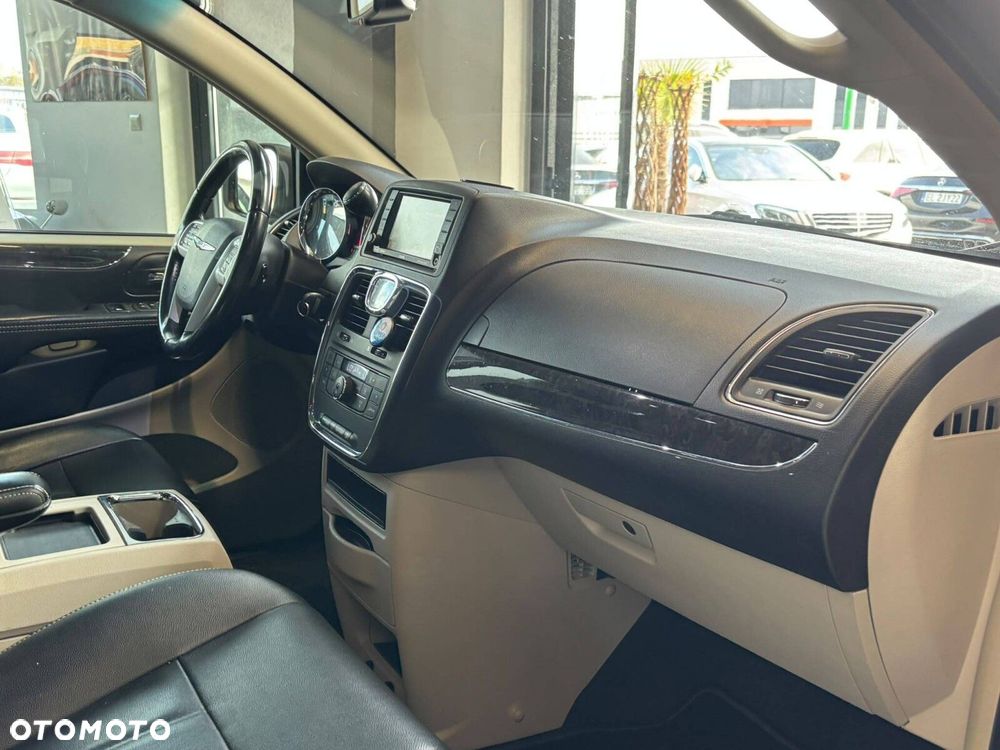 Chrysler Town & Country - 36