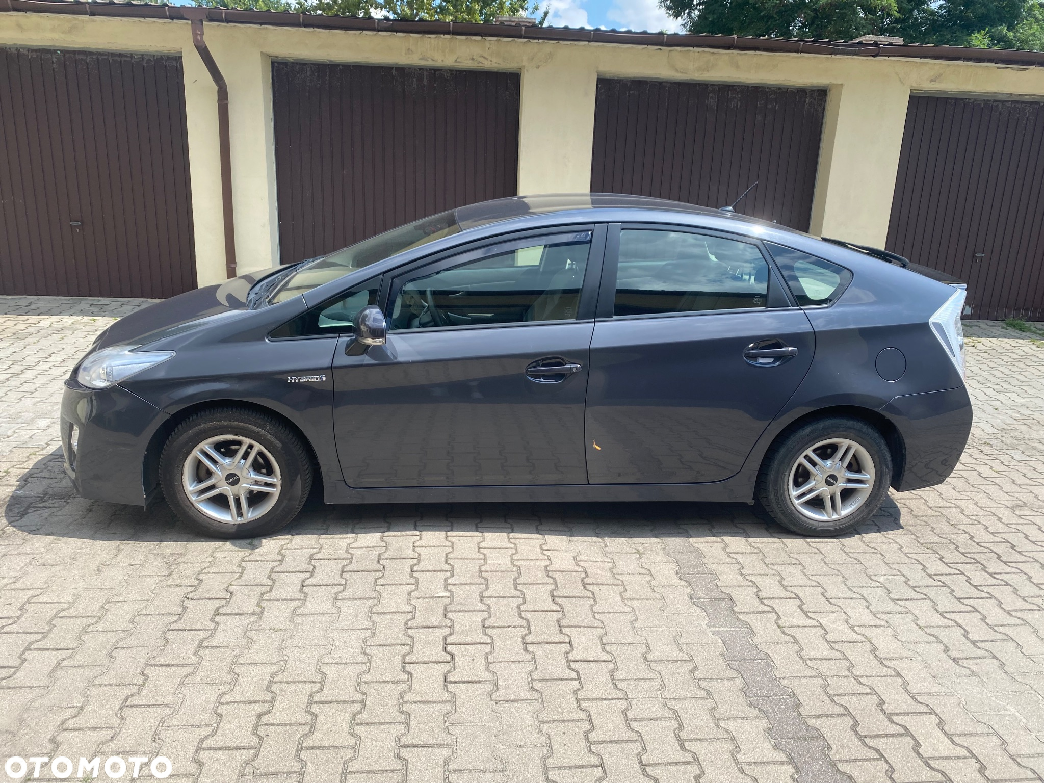 Toyota Prius (Hybrid) - 4
