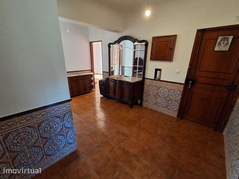Vende-se apartamento T2 em Queluz - Monte Abraão
