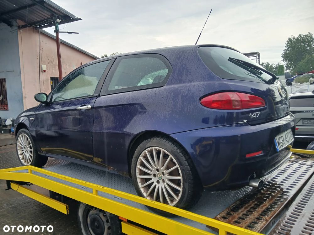 Alfa Romeo 147 lift 567/a maska pokrywa silnika klapa bagażnika zderzak lampa reflektor pas przedni stop lampy halogeny przeciwmgłowe odblaski grill atrapa znaczek - 3
