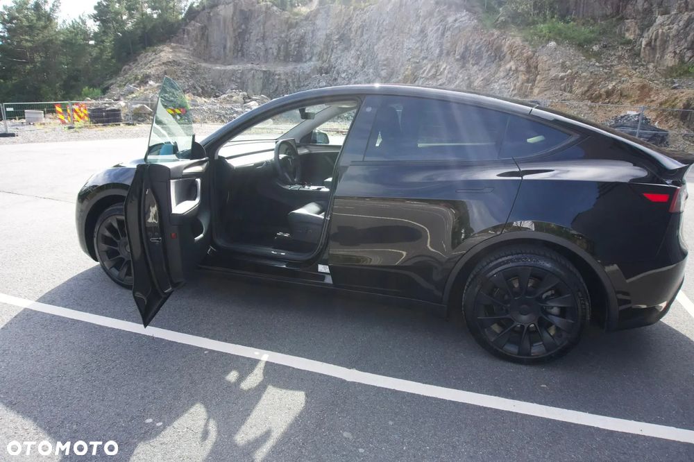 Tesla Model Y - 5