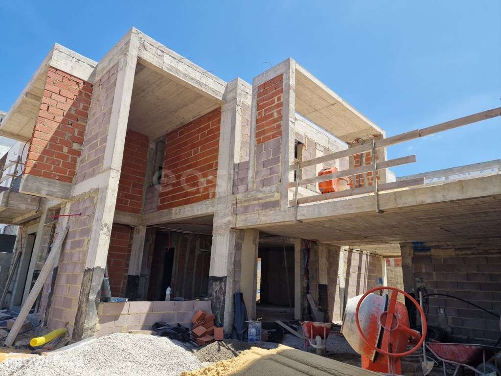 Moradia T4 geminada com piscina, sita na quinta da Madalena - Grande imagem: 2/17