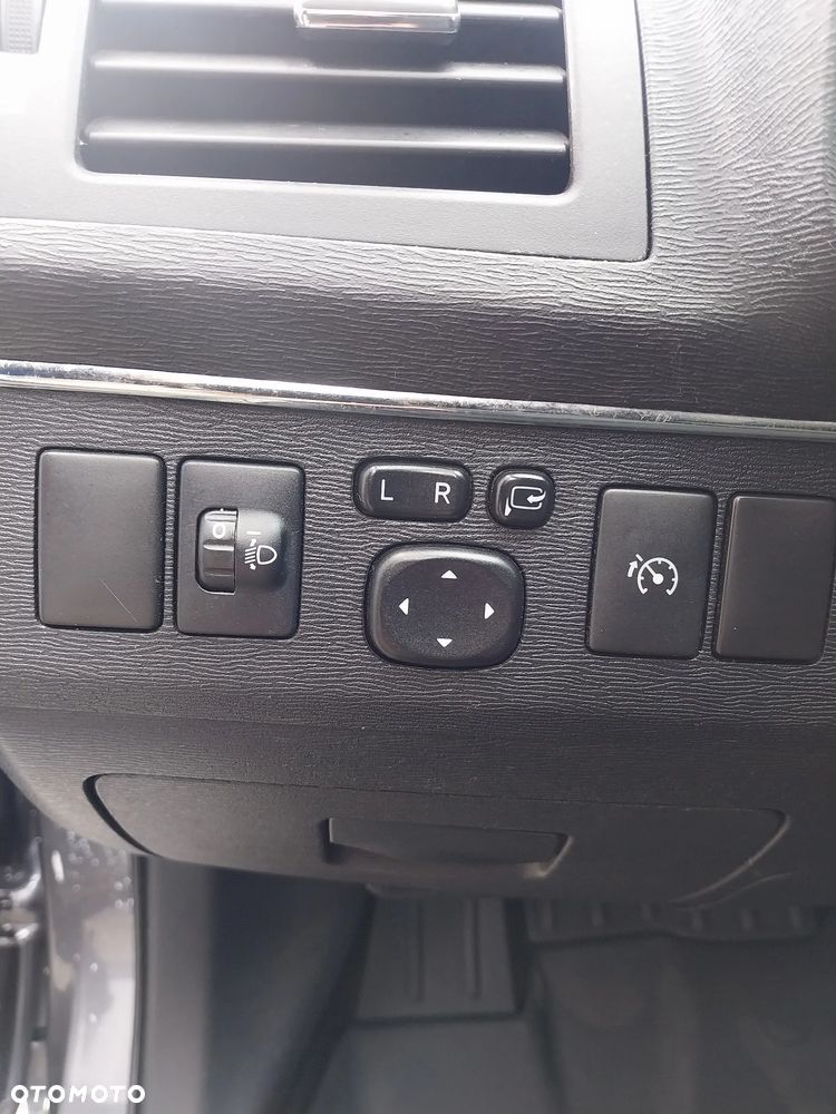 Toyota Avensis 2.0 Executive - 17
