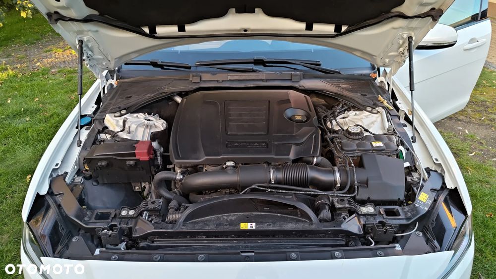 Jaguar XE 2.0 P250 S - 9