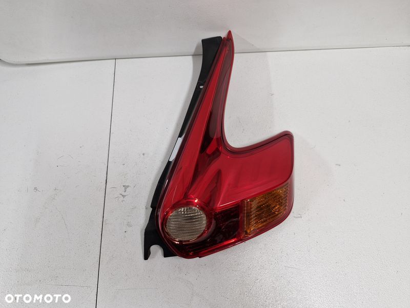NISSAN JUKE 1 I F15 LAMPA PRAWY TYŁ PRAWA TYLNA - 1
