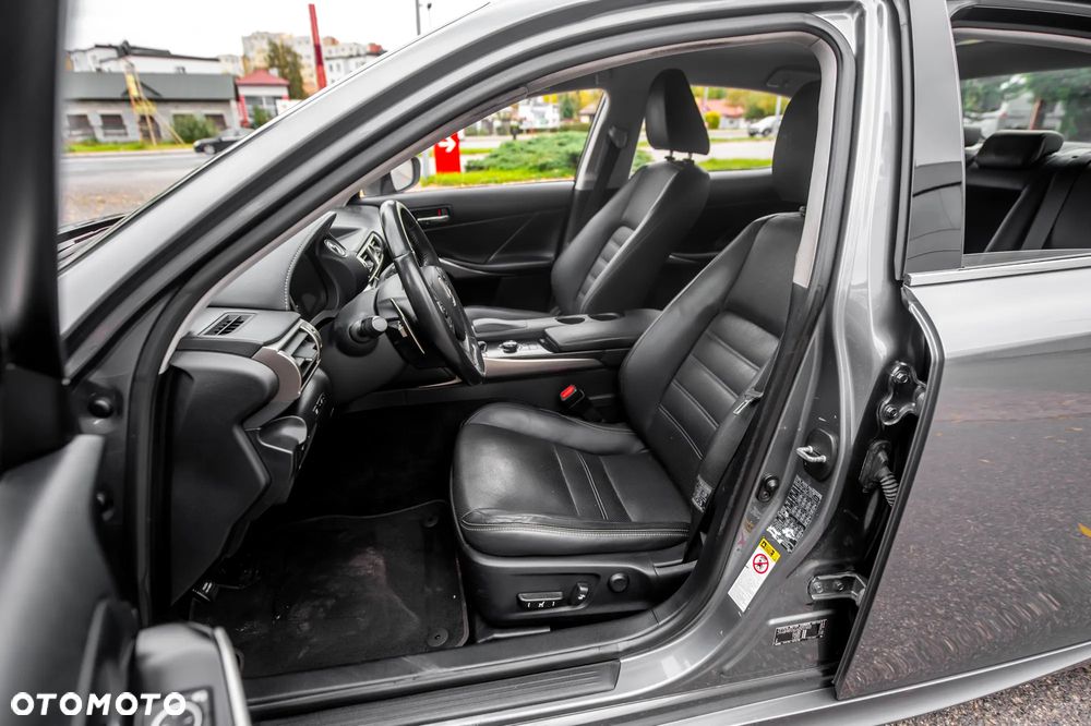 Lexus IS 300h Business Edition - 17