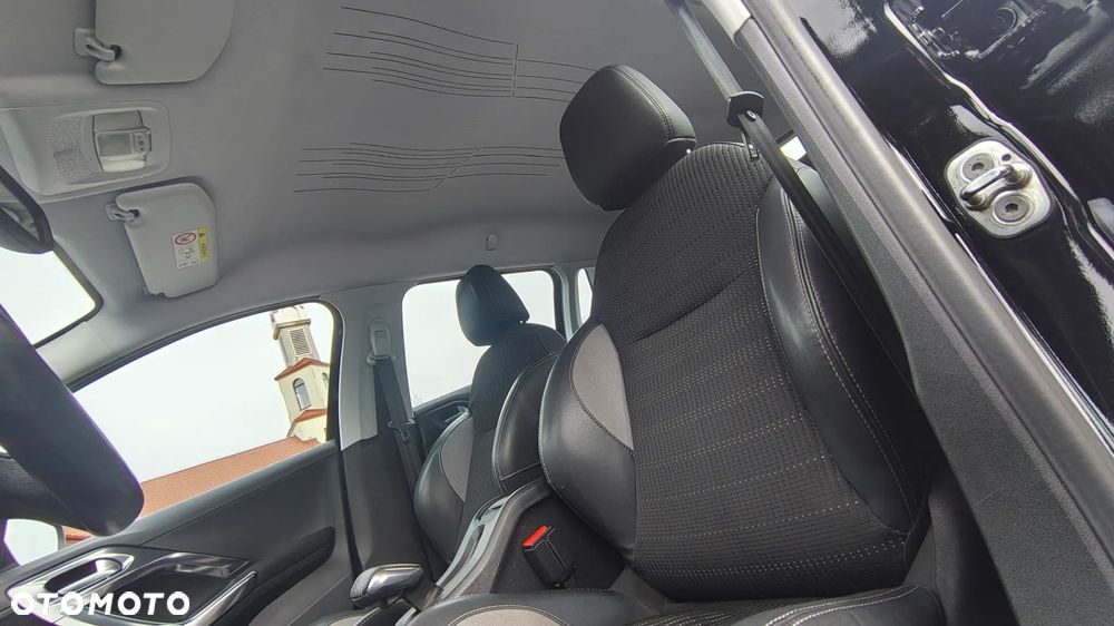 Peugeot 2008 1.6 BlueHDi Allure S&S - 27