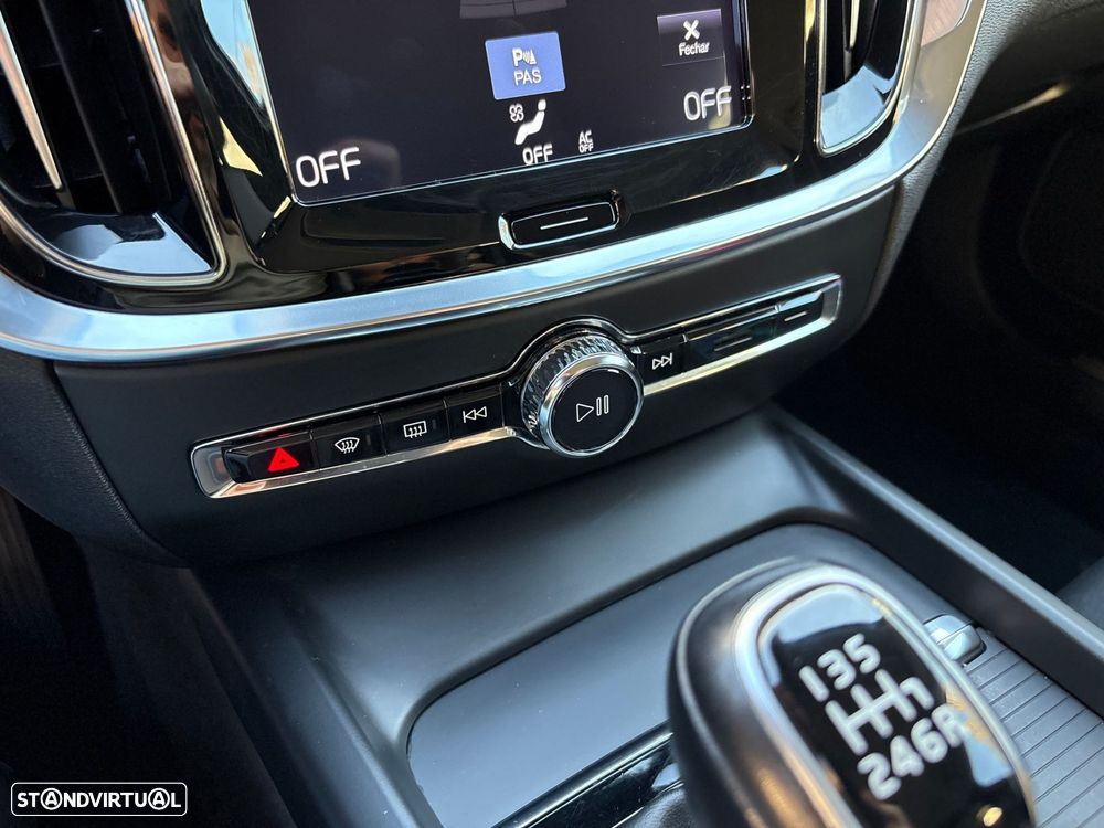 Volvo V60 2.0 D3 Momentum Plus - 38