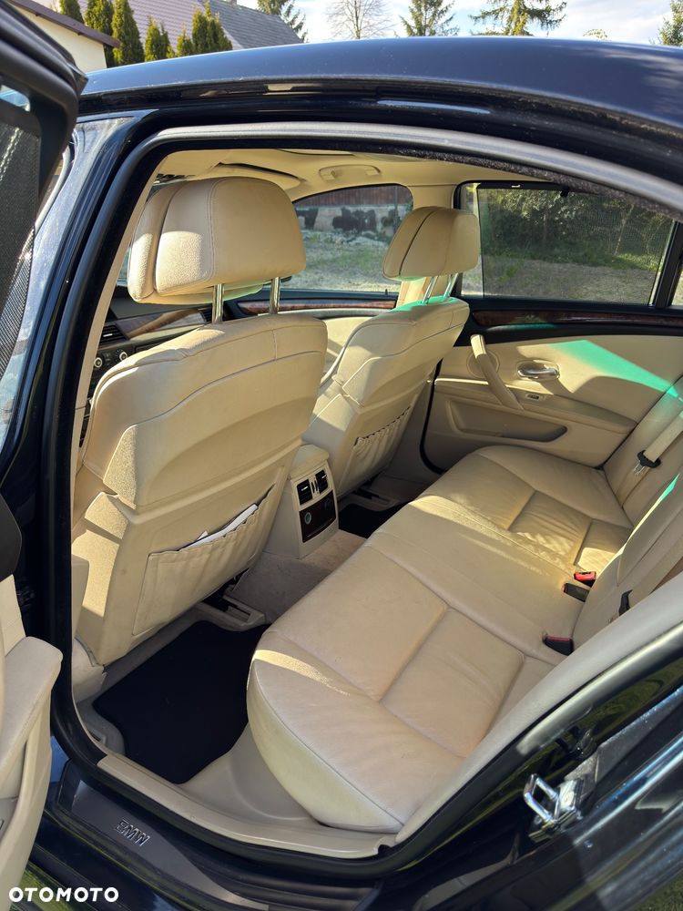BMW Seria 5 550i Sport-Aut Edition Sport - 11