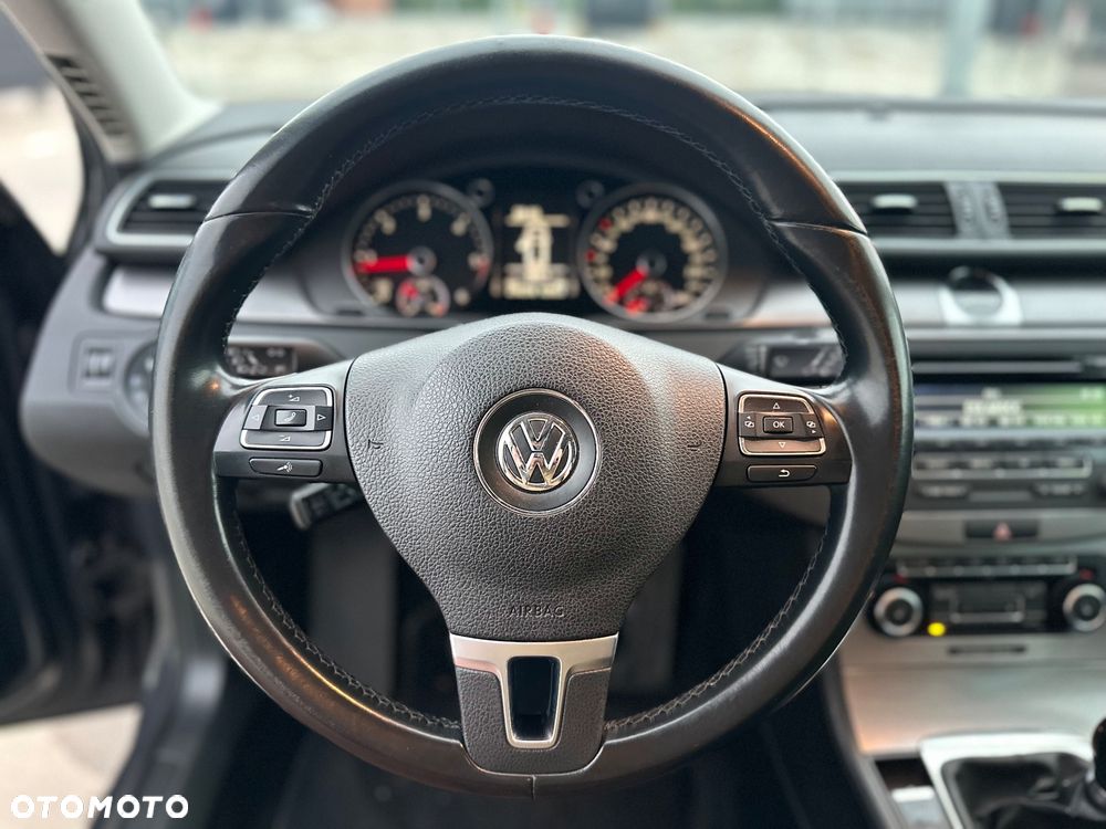 Volkswagen Passat 1.6 TDI DPF BlueMot Highline - 13