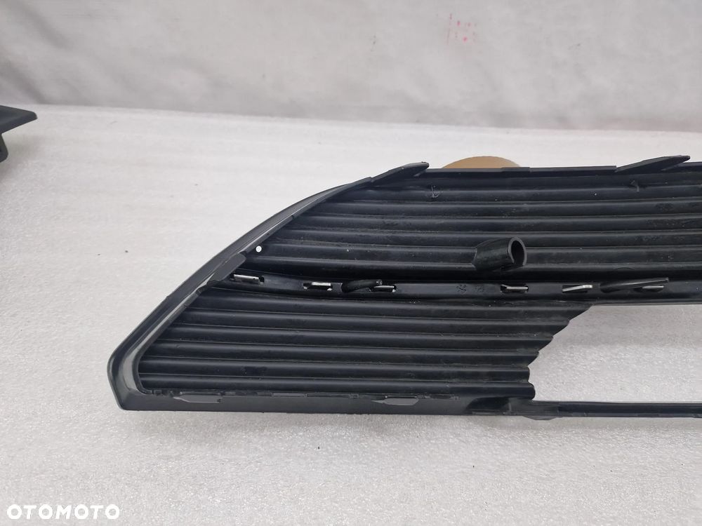 AUDI A3 8V / 8V3 12- LEWA KRATKA BOCZNA ZDERZAKA PRZEDNIEGO PRZÓD , NR 8V3807681A , NR AUKCJI B/73 - 4