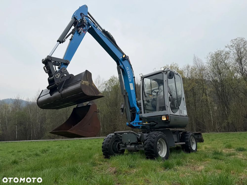 Wacker Neuson 6503 Koparka Kołowa 7ton. Nowe Podwójne Opony z felgami dodatkowe! Niski Przebieg. Maszyna w Bardzo ładnym Stanie. Pochodzi z Komuny Norweskiej. Silnik YANMAR 65KM. Zero luzów wycieków 2 łyżki Okazja. Maszyna pracowała sporadycznie przy lekkich pracach publicznych. Zero zużycia. Dekra 2026r Dokumentacja. Stabilizatory. Zamki na tłokach. 3 sekcje Hydrauliczne. Szybka wolna Jazda. Silnik YANMAR - 1