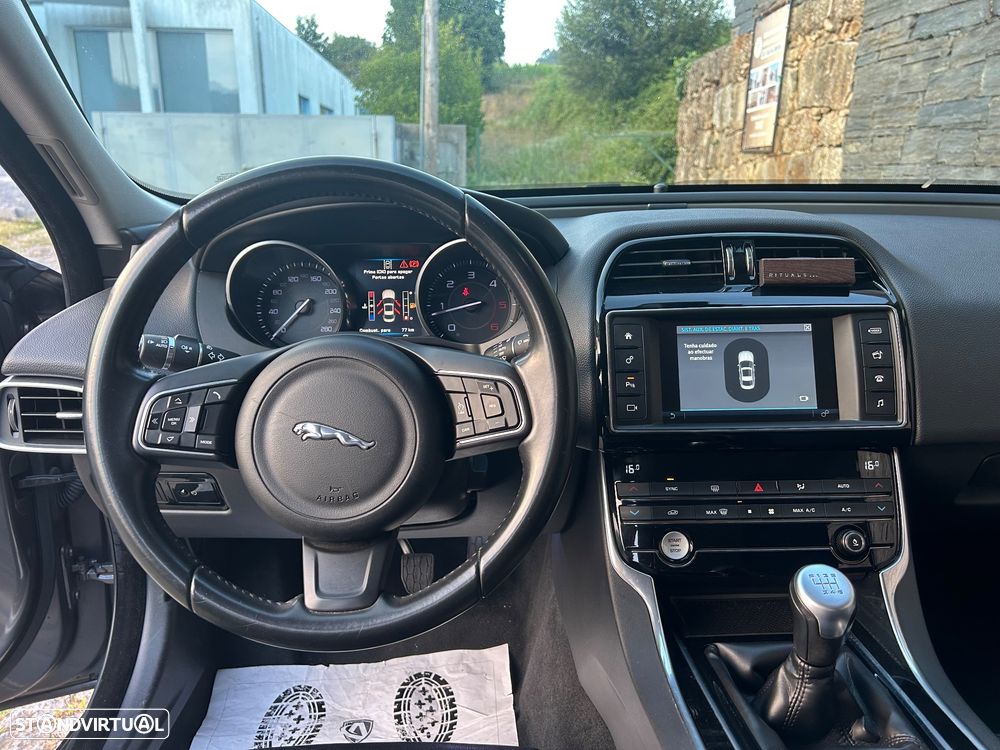 Jaguar XE 2.0 D Portfolio - 12