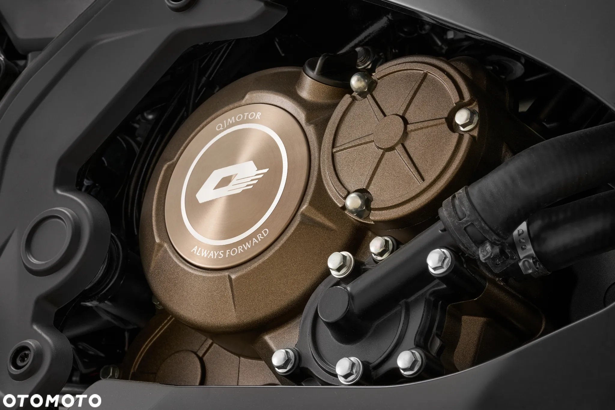 QJMOTOR SRK 125R - 9