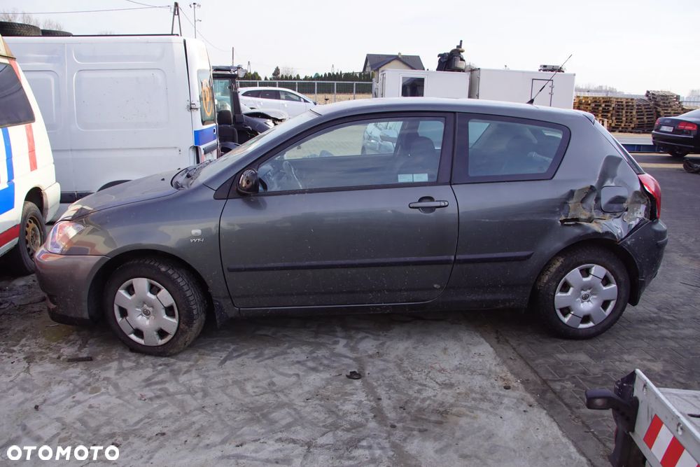 Auto na części - Toyota Corolla E12 1.4 VVT-i 97 KM 4ZZ-FE MTM 1C3 2002R Silnik Skrzynia Drzwi Maska Klapa Zderzak Błotnik Szyba Klamka Lampa Lusterko Deska Kokpit Sterownik Moduł Czujnik Licznik Panel Kierownica - 2