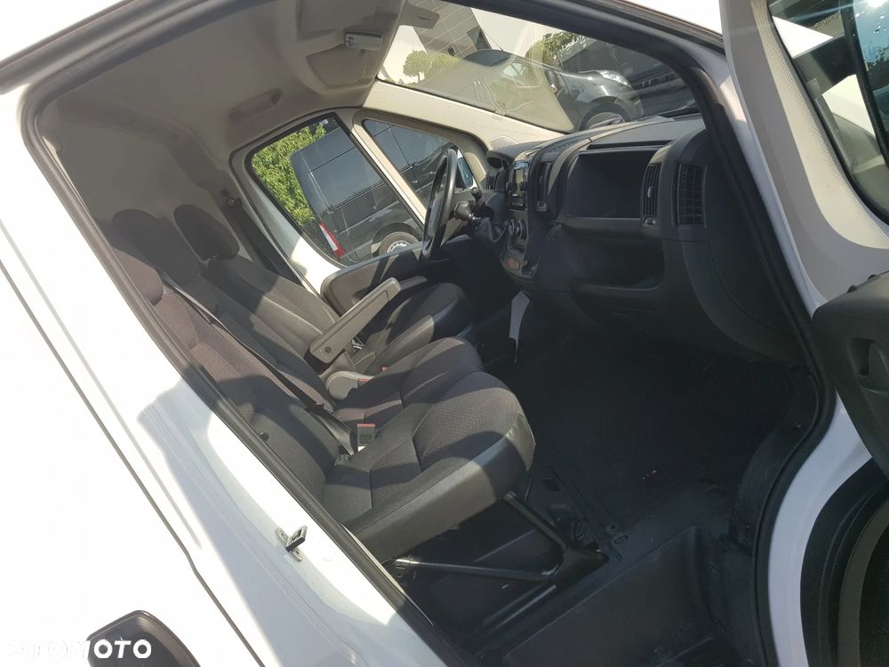 Peugeot Peugeot Boxer 435 L3H2 165KM Premium 4d - 8