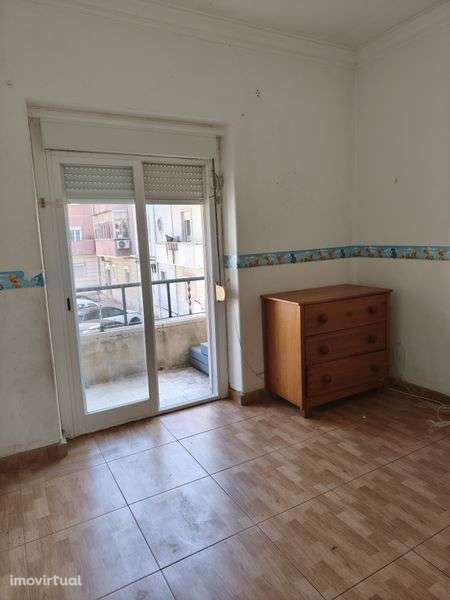 T2 1ºAndar junto à estação de comboios Amadora - Grande imagem: 3/8