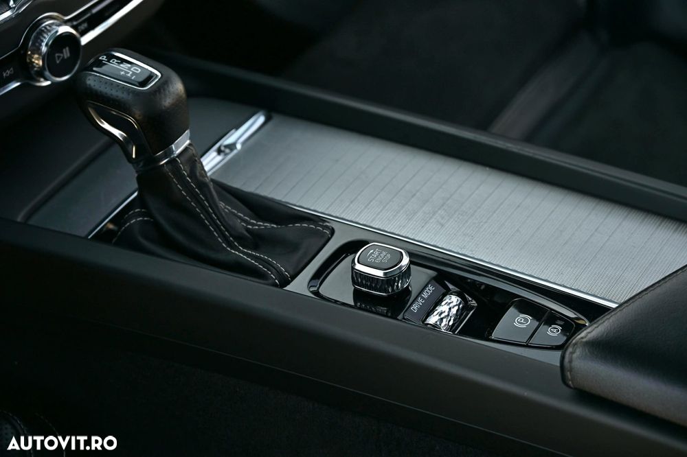 Volvo XC 60 D5 AWD Geartronic RDesign - 12