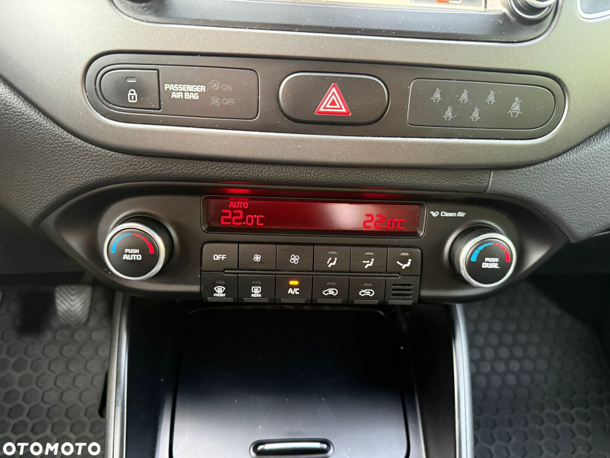 Kia Carens 1.6 GDI Dream Team Edition - 12