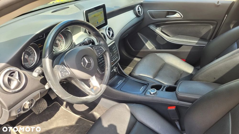 Mercedes-Benz CLA 200 7G-DCT UrbanStyle Edition - 10