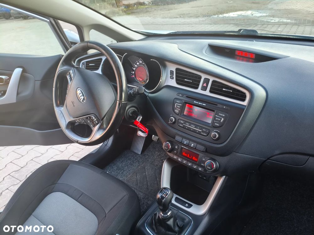 Kia Ceed 1.6 CRDi 128 Dream Team Edition - 37