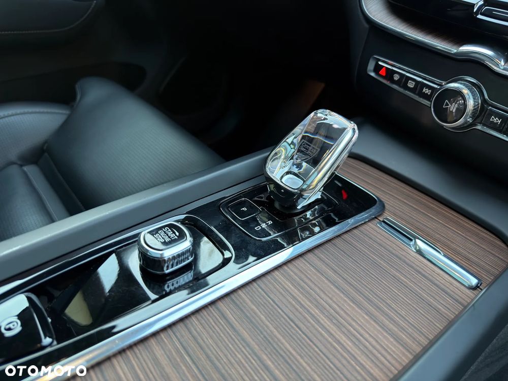 Volvo XC 60 T8 AWD Plus Dark - 24