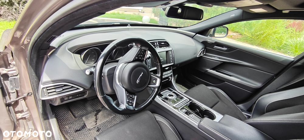 Jaguar XE 2.0 D R-Sport - 10