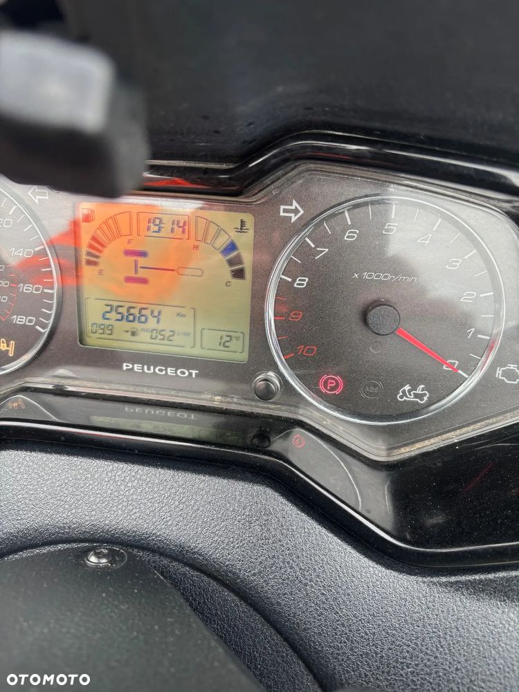 Peugeot Metropolis - 8