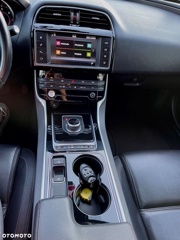 Jaguar XE 2.0 D Prestige - 11