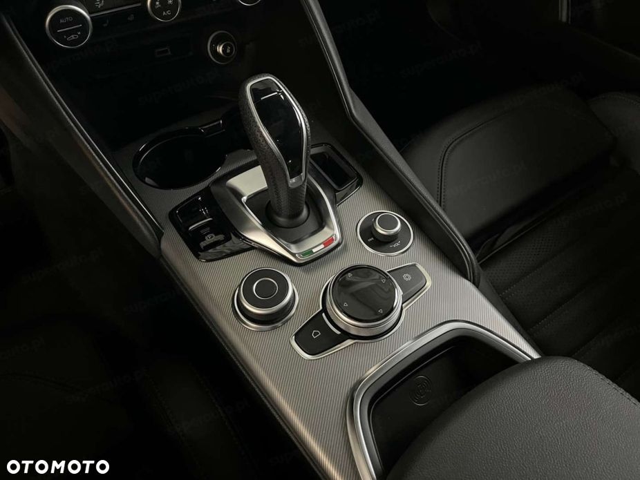 Alfa Romeo Giulia 2.2 D Turbo Veloce Q4 - 12
