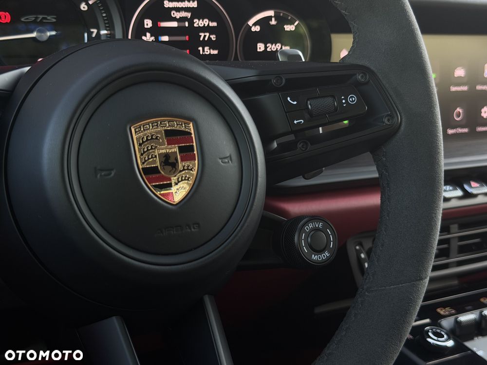 Porsche 911 Carrera 4 GTS - 16
