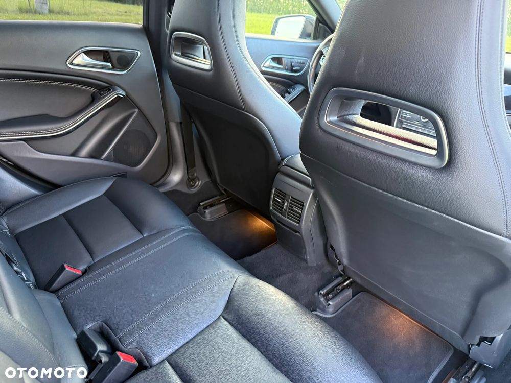 Mercedes-Benz CLA 250 4-Matic AMG Line - 11