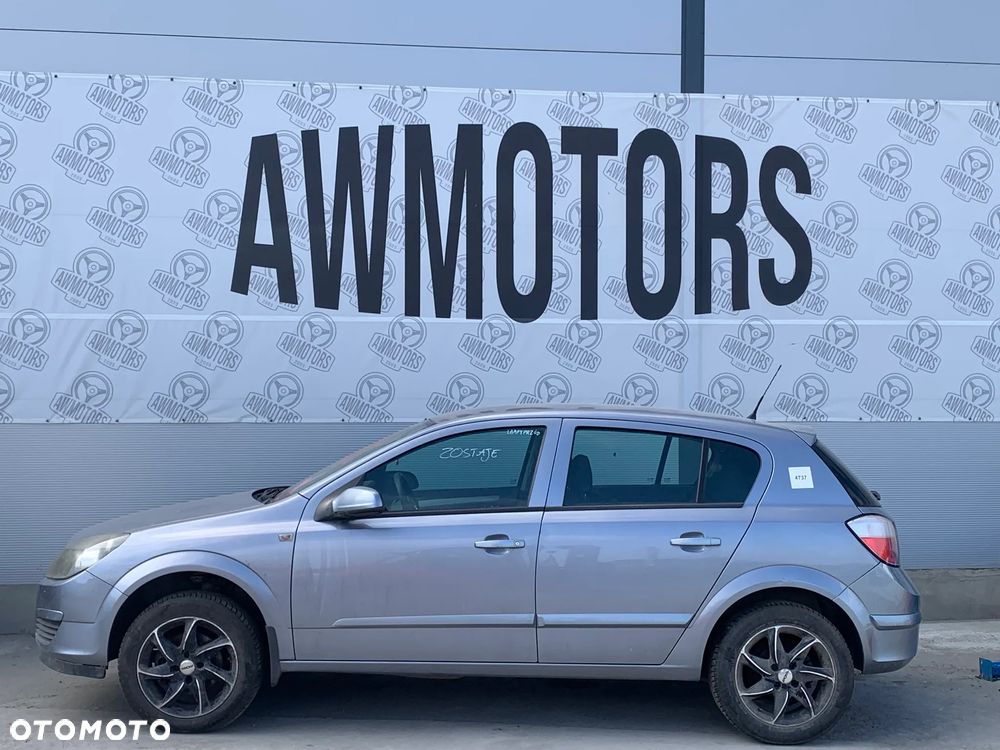 OPEL ASTRA 4737 *SAMOCHÓD NA CZĘŚCI* 2004 MASKA, LAMPA, DRZWI, LUSTERKO, ZDERZAK, GRILL, BŁOTNIK, KLAPA, BELKA, DESKA, FOTELE, KANAPA, ĆWIARTKA KIEROWNICA, TARCZE, ZACISKI, ZAWIESZENIE, KOMPLETNY PRZÓD, KOMPLETNY TYŁ, LICZNIK, ZEGARY, PRAWE LEWE PRZÓD TYŁ