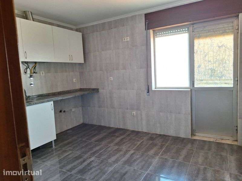 Apartamento T3 no Casal da Mira, perto Centro Comercial Ubbo - Grande imagem: 2/12