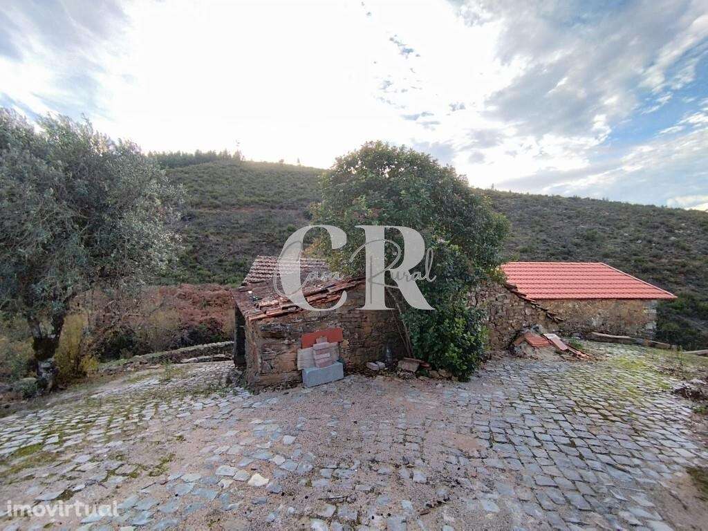 Moradias em pedra, para recuperar, a confrontar com ribeira em Oleiros - Grande imagem: 2/60