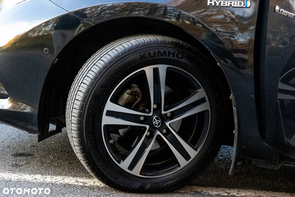 Toyota Auris ver-hatchback-15--19 - 17