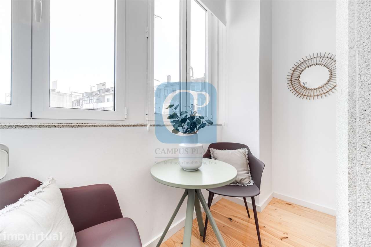 Apartamento T1+1 com Mezzanine equipado e mobilado no centro do Porto - Grande imagem: 3/13