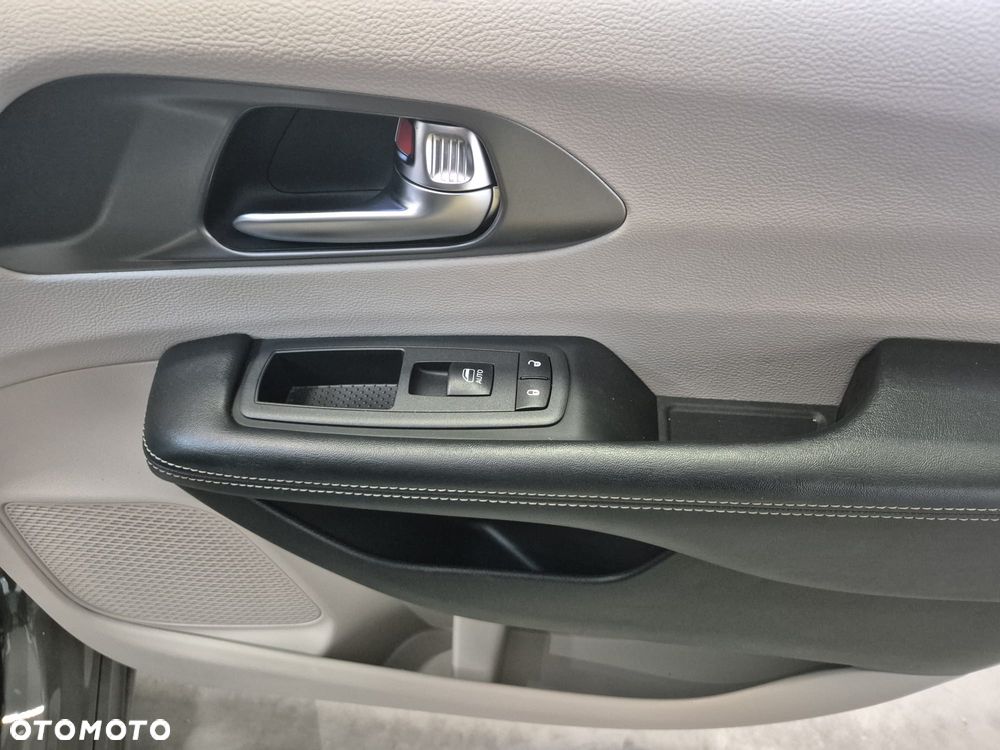 Chrysler Pacifica - 10