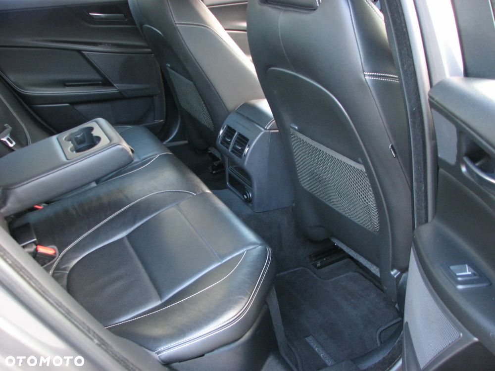 Jaguar XE D180 R-Dynamic S - 16