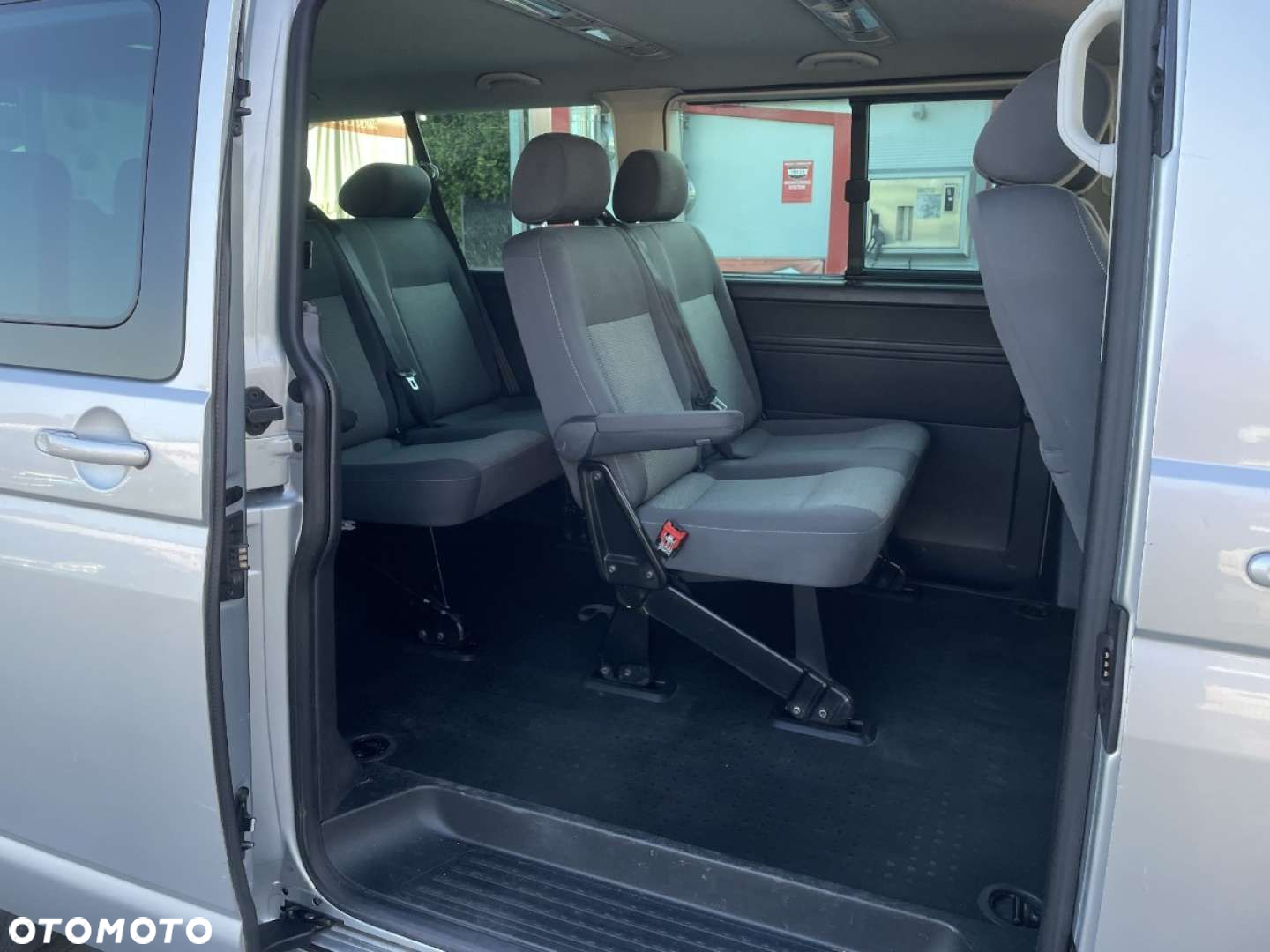 Volkswagen Caravelle - 11