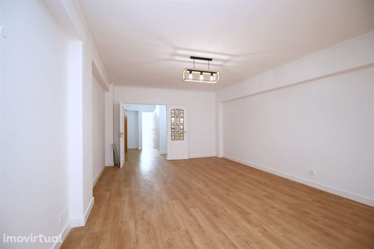 Apartamento T3 remodelado arrecadação parqueamento Estrada da Luz - Grande imagem: 3/28