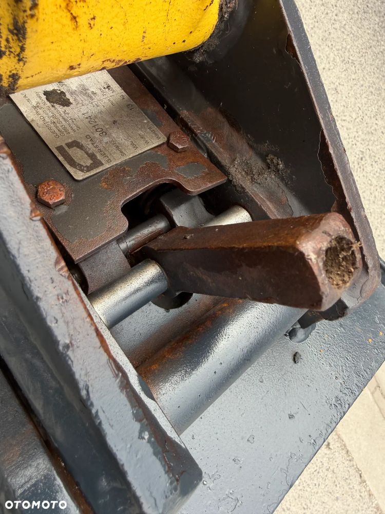 Yanmar SV08-1AS Japońska Minikoparka Koparka 1,1 tony. Maszyna jak Nowa. 2017rok. Pochodzi z Norweskiego Gospodarstwa Ogrodniczego! 2 łyżki. Rozsuwane Podwozie. Dokumentacja. Dodatkowe sekscje Hydrauliczne na młot lub wiertnice. Ani deka luzów czy wycieków. Szybkozłącze. Oryginalne łyżki Steelwrist! Skrętne ramię. OKAZJA Zadbana Maszyna! Bardzo oszczędny silnik Yanmar. Mocne pompy Hydrauliczne!! - 30