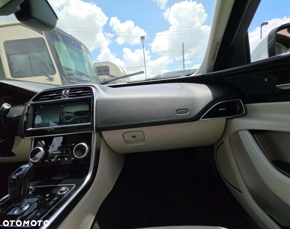 Jaguar XE P250 R-Dynamic SE - 7