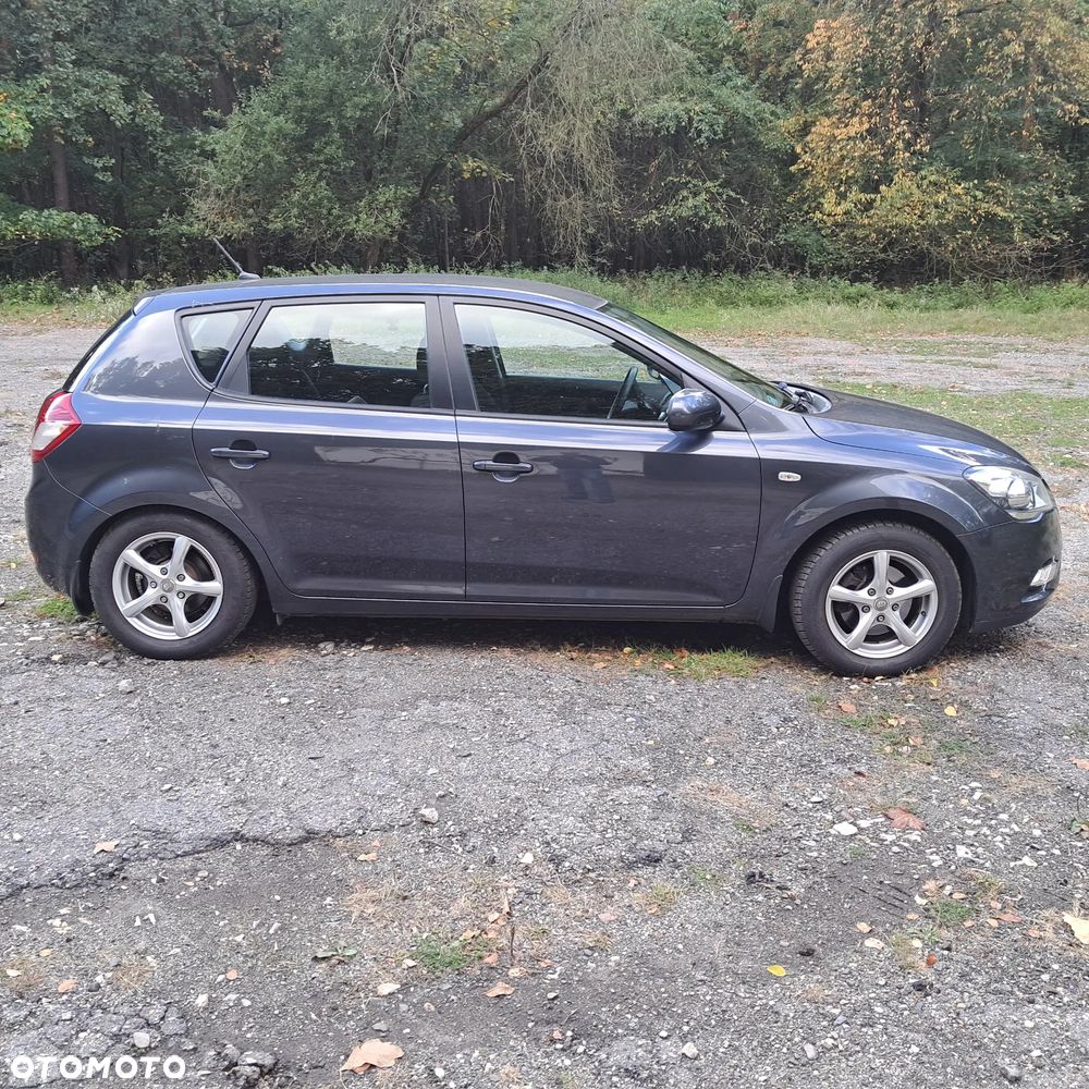 Kia Ceed 2010 photo 2